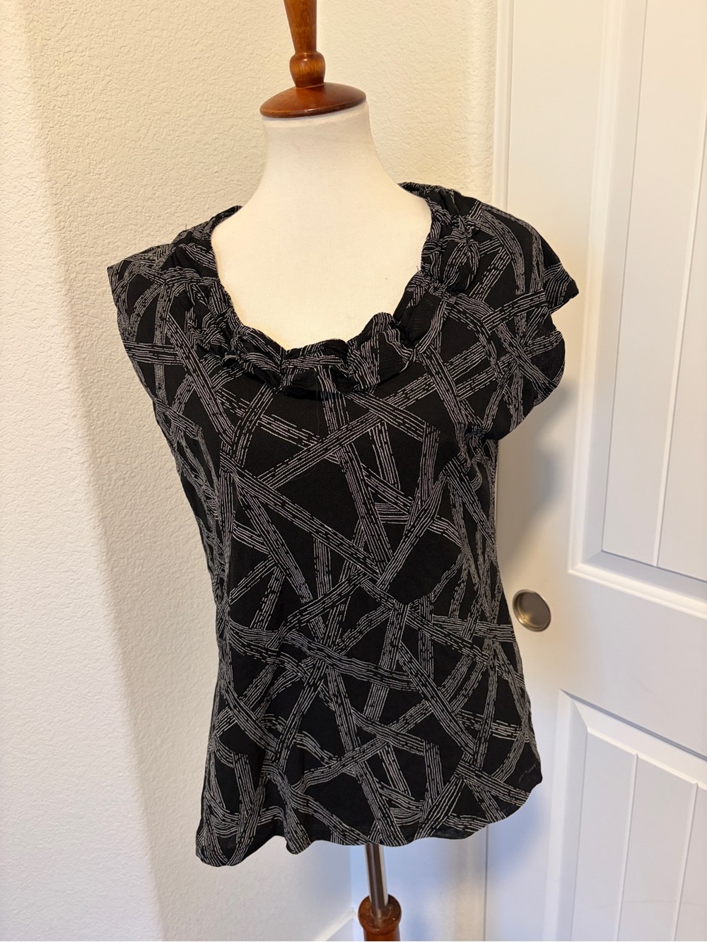 Dana Buchman Black Short Sleeve Ruffle-Neck Printed Top